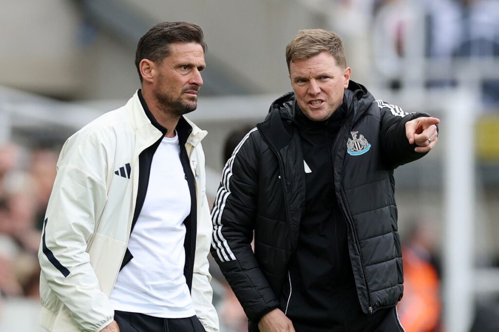 Newcastle United head coach Eddie Howe speaks to assistant Jason Tindall