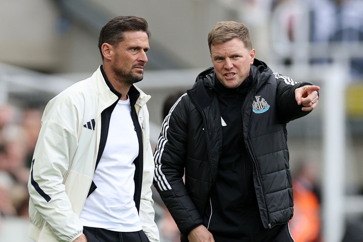 Newcastle United head coach Eddie Howe speaks to assistant Jason Tindall