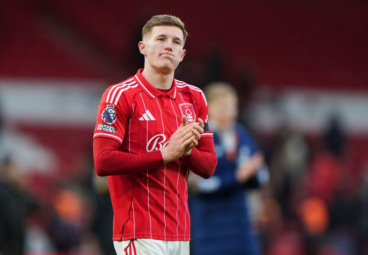 Elliot Anderson applauds