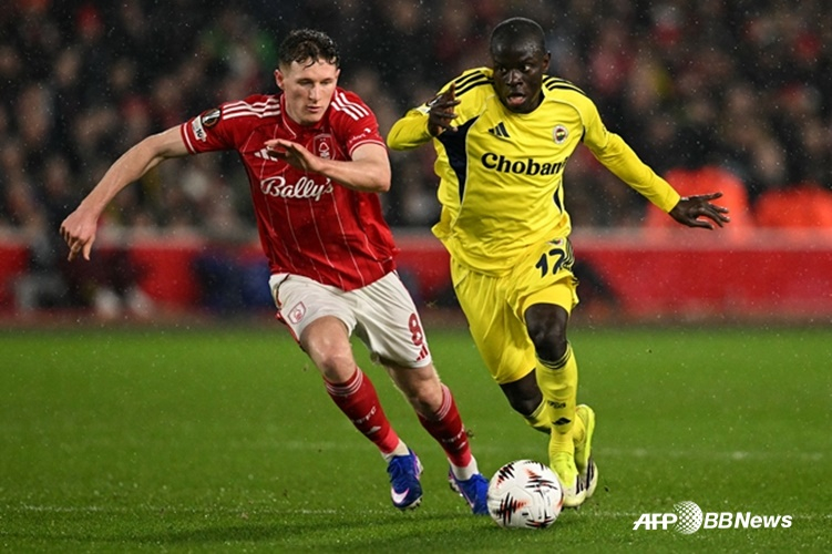 Allyot Anderson (left) competing for the ball. /AFPBBNews=News1