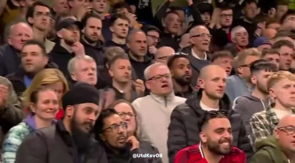 Matheus Cunha reacts to Mason Mount being booed