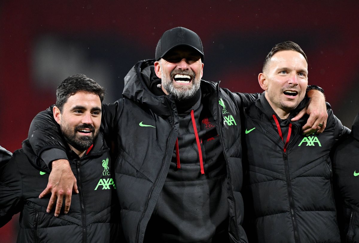 Jurgen Klopp (c) celebrates with Pep Lijnders (r), after Liverpool's victory in the Carabao Cup Final in 2024