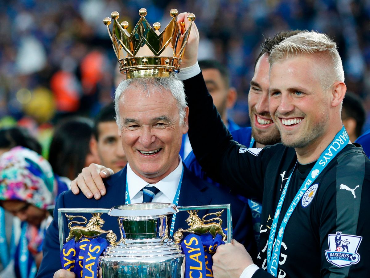 Claudio Ranieri, Christian Fuchs and Kasper Schmeichel pose with the Premier League trophy in 2016