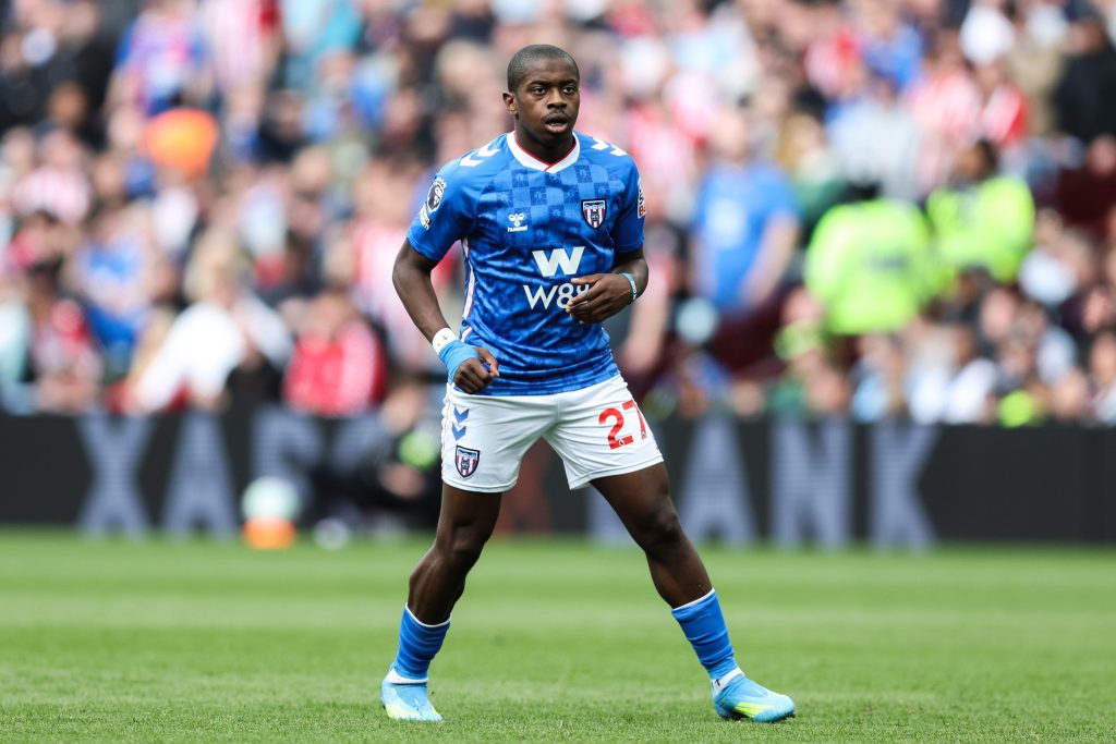 Chelsea and Man United frontrunners to sign Premier League midfielder