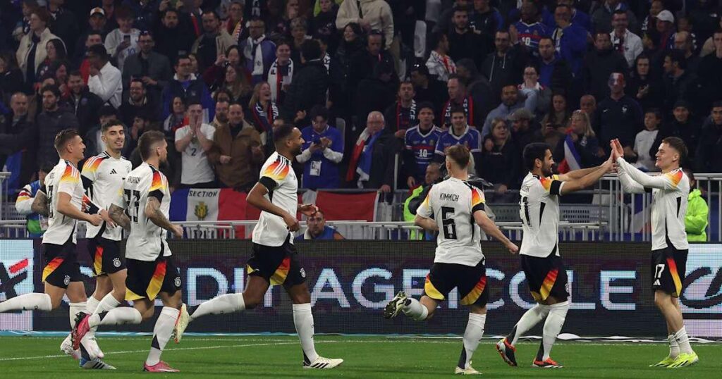 Cleo (12) und Charlie (13) kommentieren DFB-Pokalfinalspiele