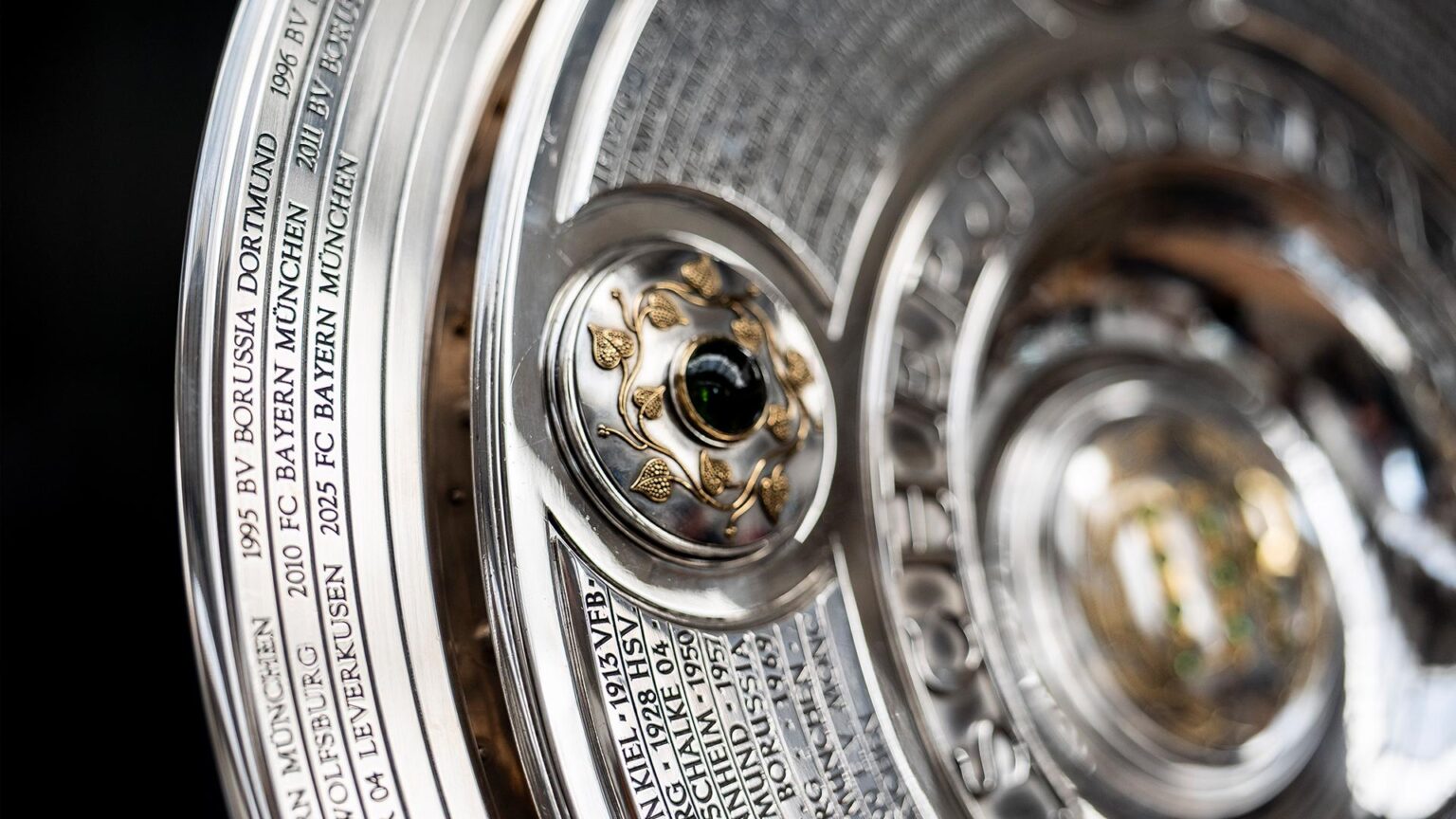 Die Meisterschale der Bundesliga hat einen neuen Ring – Platz für weitere Gravuren geschaffen | DFL Deutsche Fußball Liga