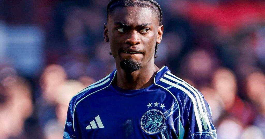 Family feud surrounding Jorthy Mokio's new deal tore his inner circle apart during negotiations