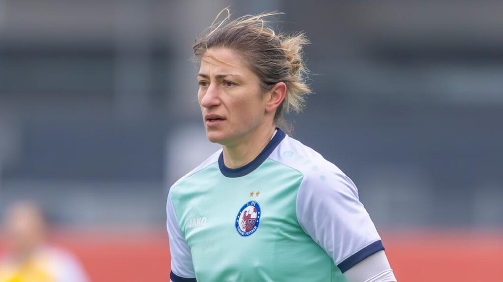 Etas Ex-Mitspielerin Bianca Schmidt: "Dass jetzt plötzlich viele Frauen in Trainerpositionen kommen, wird kein Dauerzustand werden. Loui hat es geschafft [...] Ansonsten eher schwierig, 20-jährigen Jungs eine Trainerin vorzustellen. Oft wollen sie erfahrene Männer, weil sie die ernster nehmen."