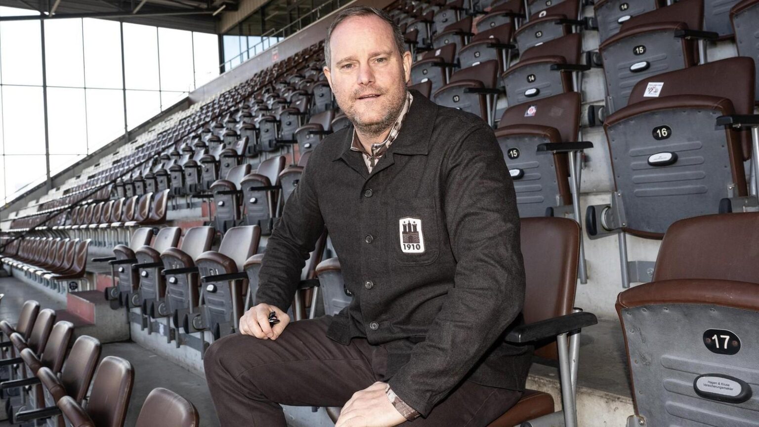 FC St. Pauli verleiht erstmals Friedenspreis: Erster Preisträger ist Wes Burdine, der Betreiber der Bar "Black Hart of St. Paul" in Minnesota. Als Trumps ICE-Einheiten in den vergangenen Wochen in Minnesota wüteten, organisierte Burdine mit seinem Netzwerk Unterstützung für die betroffenen Menschen.