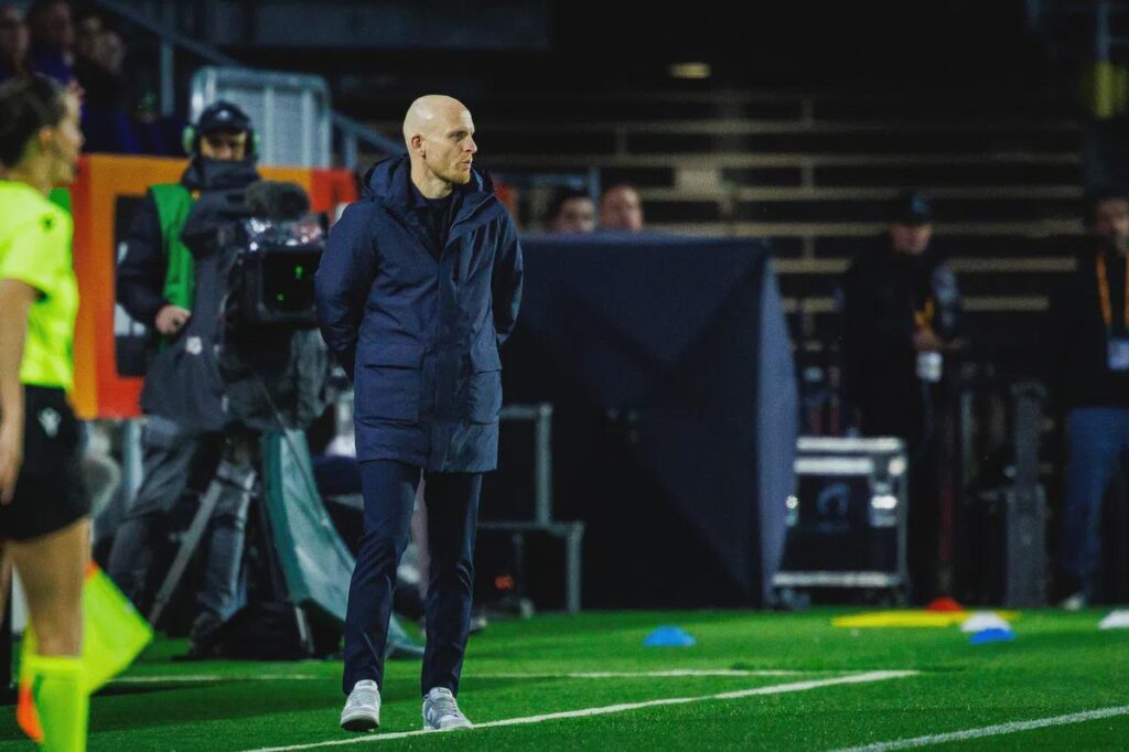 Gehavende Oranje Leeuwinnen grijpen koppositie in WK-kwalificatie na knappe winst op Frankrijk