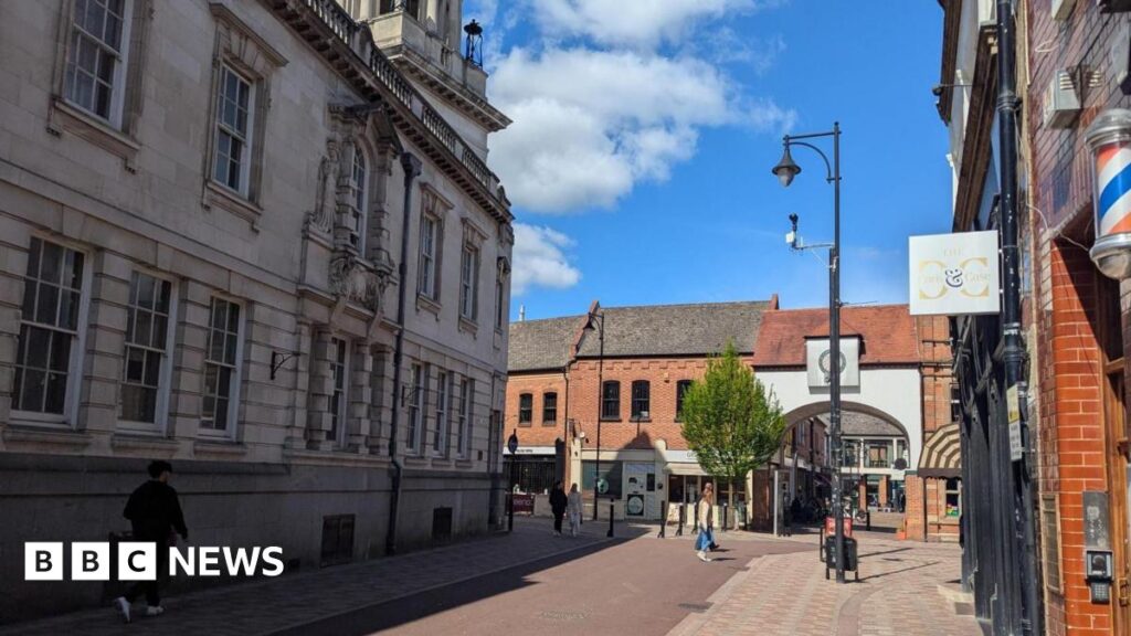 Man arrested after two assaulted in Leicester city centre