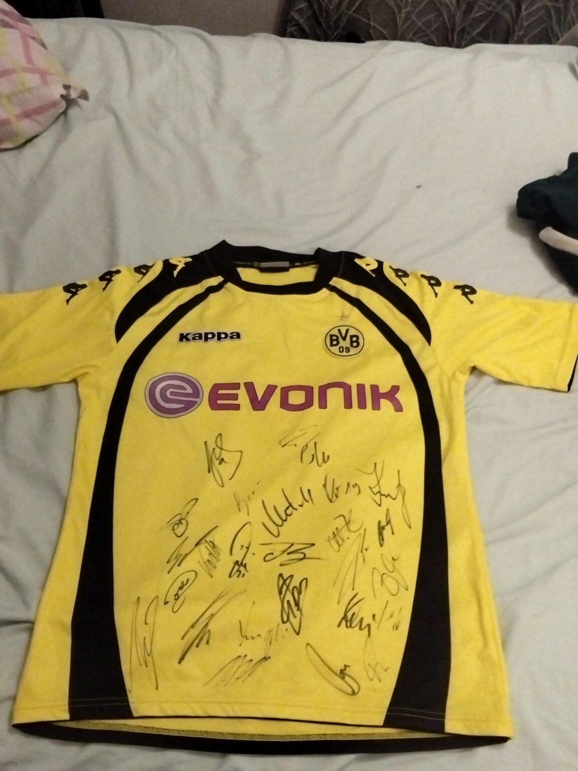 Can you tell me whose autographs these are?