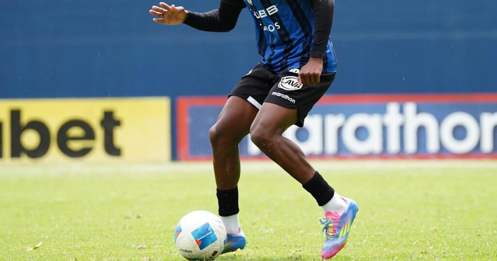 Newcastle United sign young Ecuadorian winger Johan Martínez