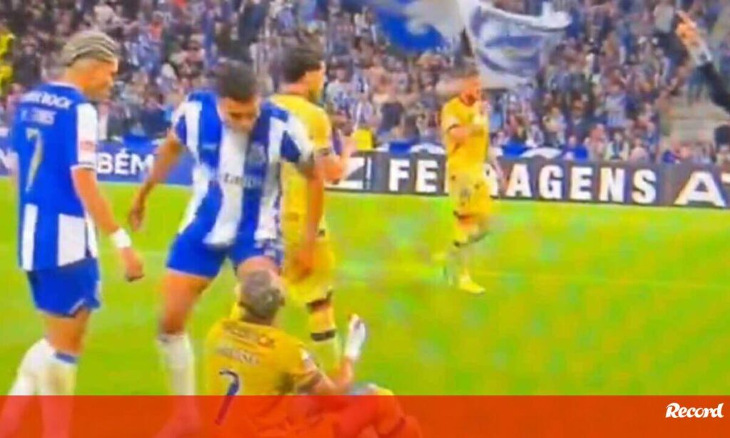 Alberto cuspiu em Sorriso durante o FC Porto-Famalicão? As imagens do momento