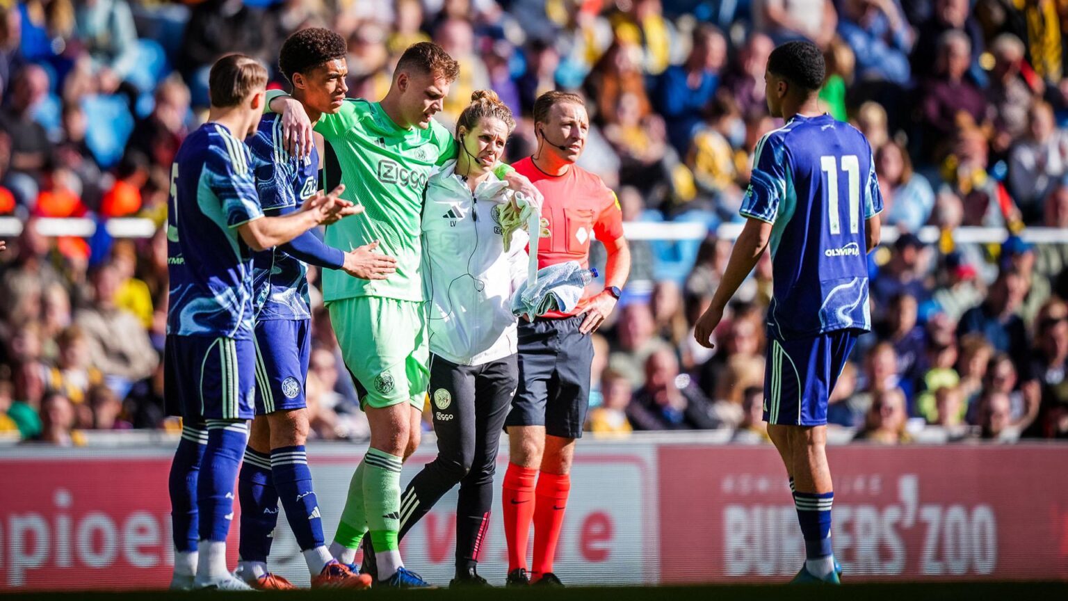 Joeri Heerkens sustained an ankle injury on Monday evening during Ajax U23's away match against Vitesse. The 19-year-old goalkeeper is set to undergo surgery and will miss the remainder of the season.