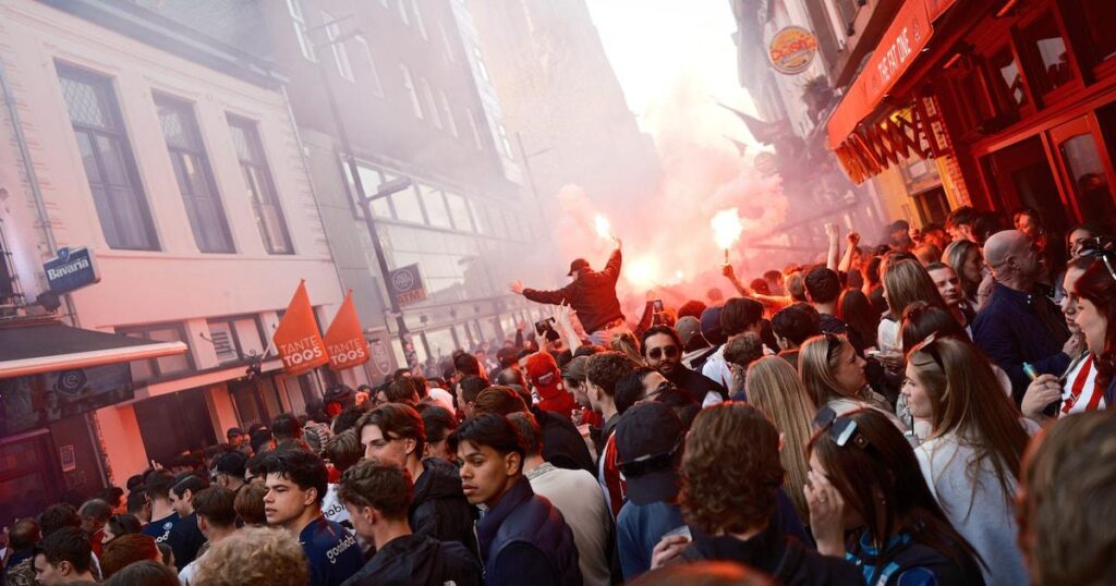 Politie houdt man (43) aan voor gooien van zwaar vuurwerk tijdens Telstar‑PSV en doet vondst in zijn woning