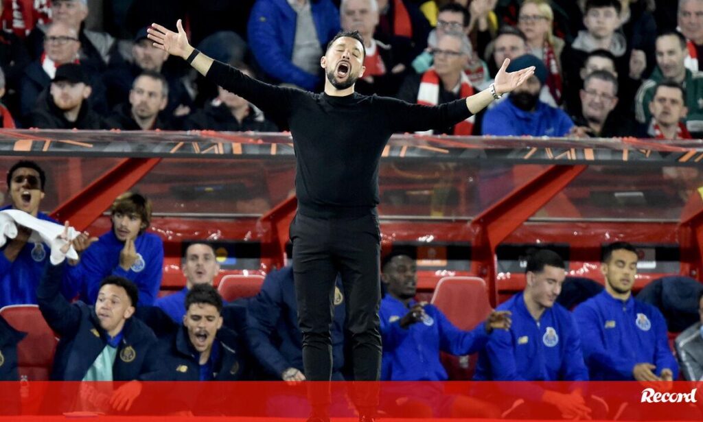 Falta de bola no cone irrita banco do FC Porto e motiva queixa ao quarto árbitro