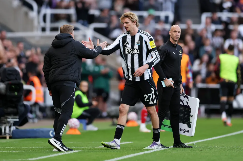 Eddie Howe and Nick Woltemade shaking hands during Arsenal vs Newcastle