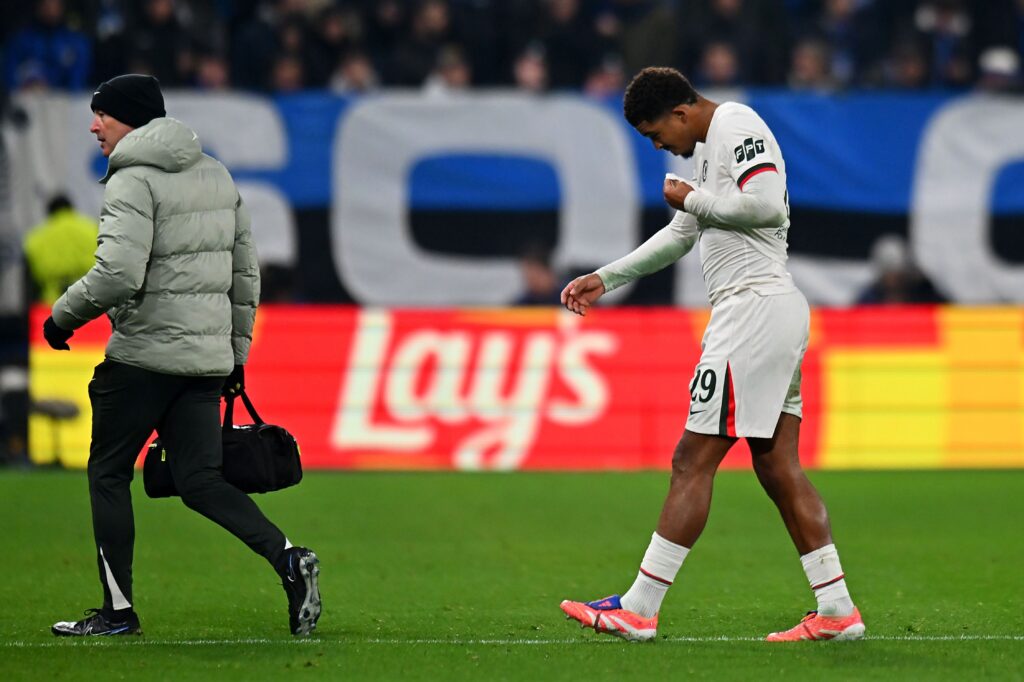 Wesley Fofana leaves the pitch injured.