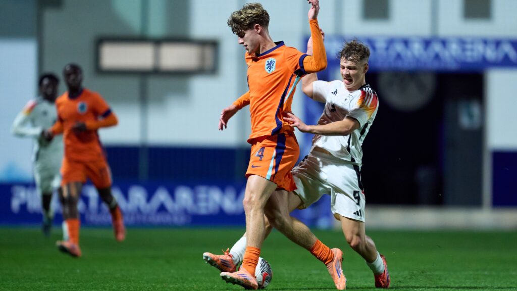 Chelsea and Barcelona monitoring Twente teenage defender Ruud Nijstad as contract talks loom