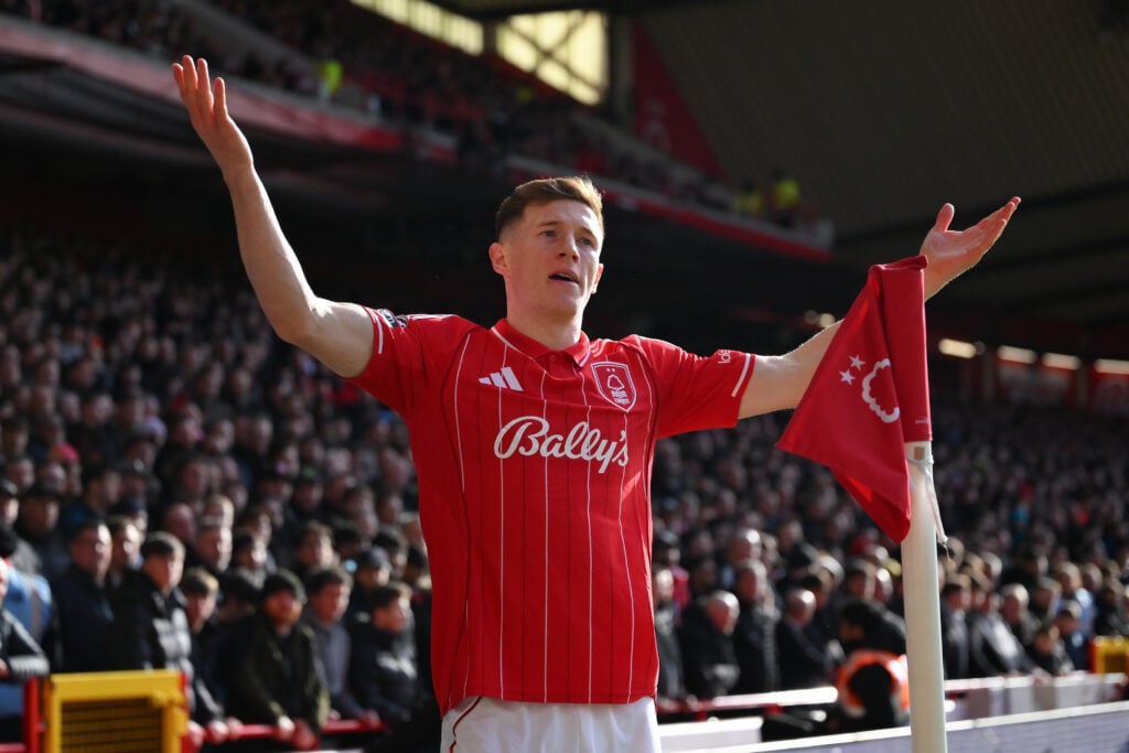 Elliot Anderson by corner flag in Nottingham Forest kit.