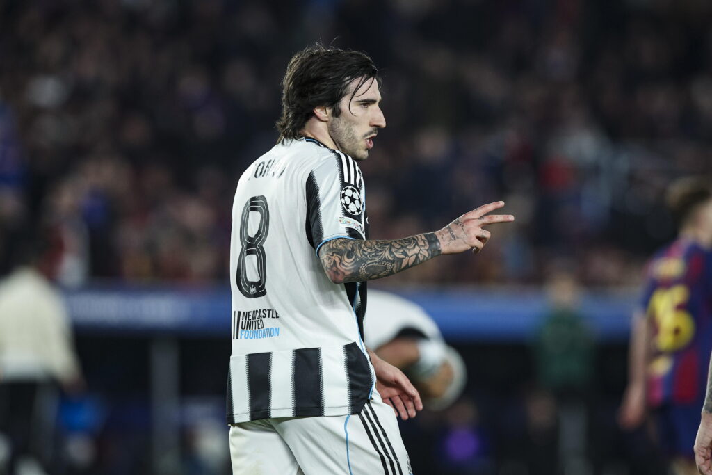 Sandro Tonali playing for Newcastle United against FC Barcelona.