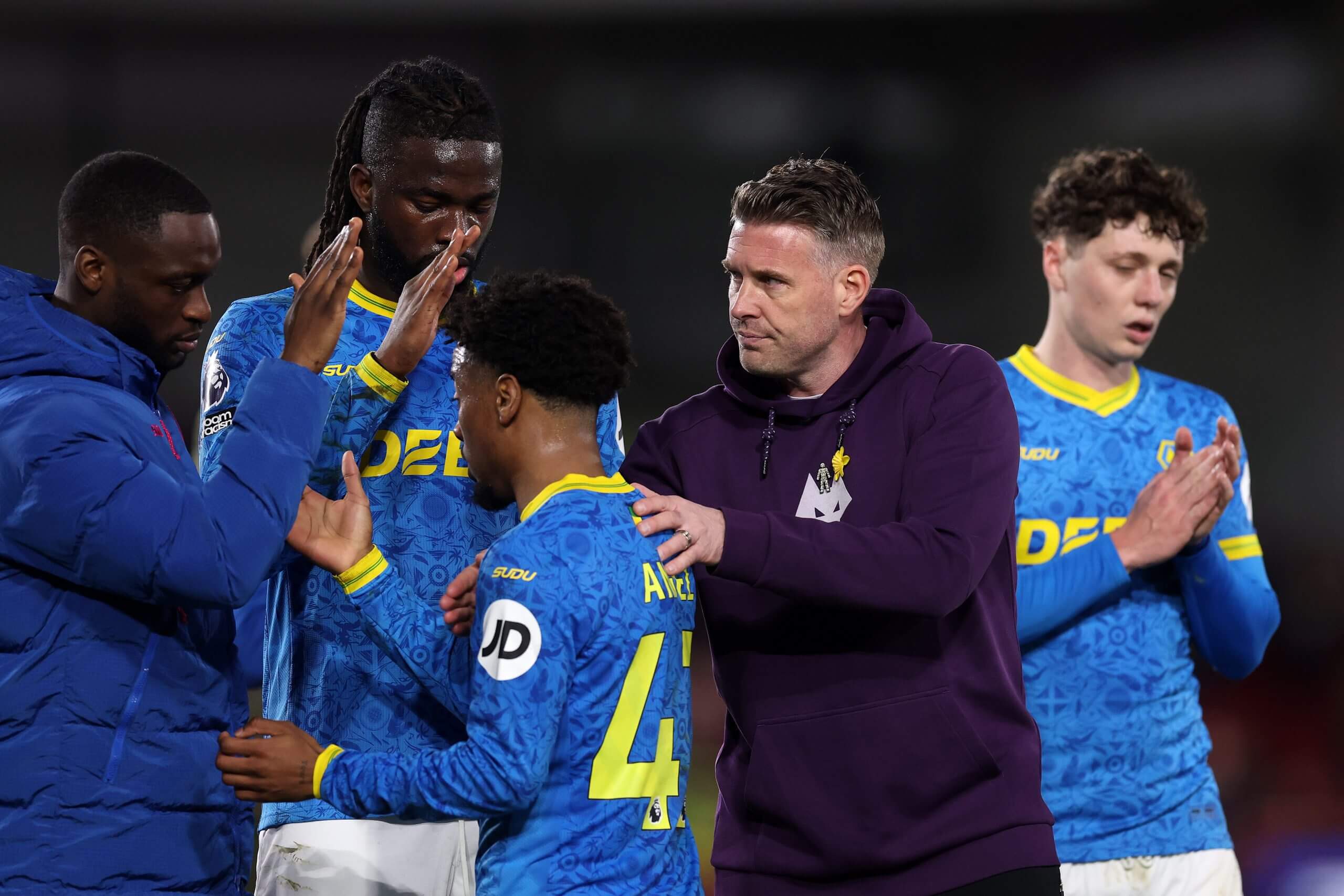 Rob Edwards thanks his players after their draw at Brentford last month