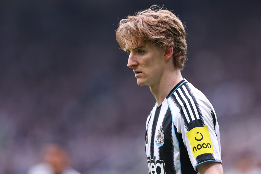 Anthony Gordon playing for Newcastle United against Sunderland.