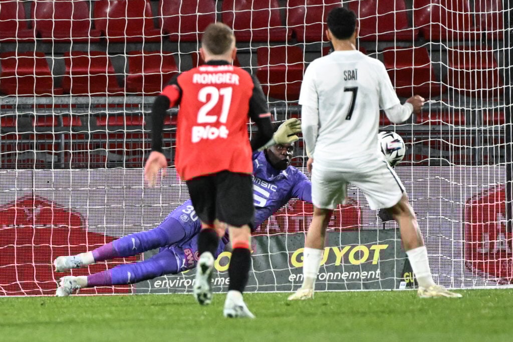 Brice Samba saves a penalty for Rennes
