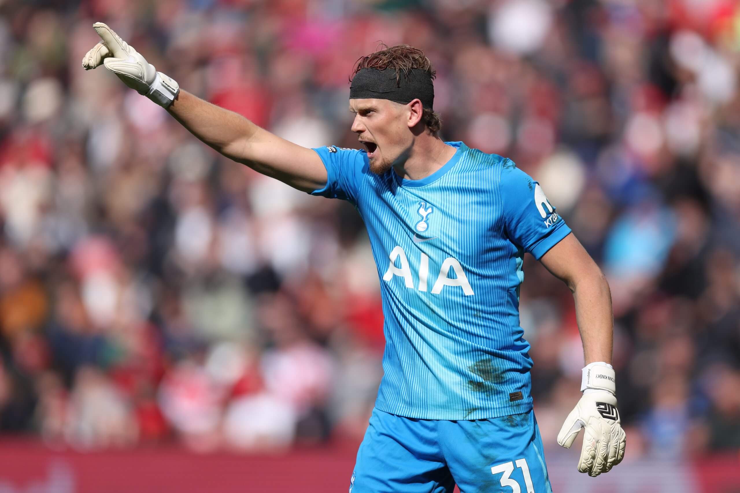 Antonin Kinsky instructs his team-mates at Sunderland