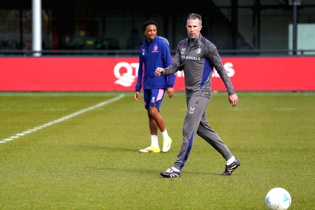 Robin van Persie traint noodgedwongen mee met Feyenoord 1
