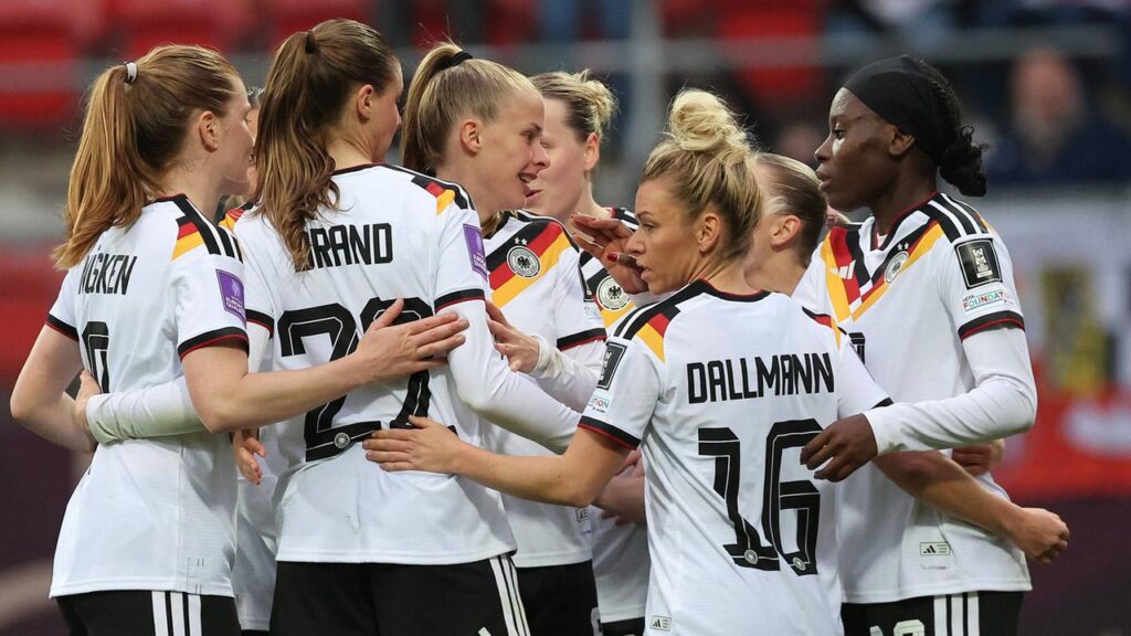 DFB Frauen erledigen ihre Hausaufgaben im Nachbarschaftsduell