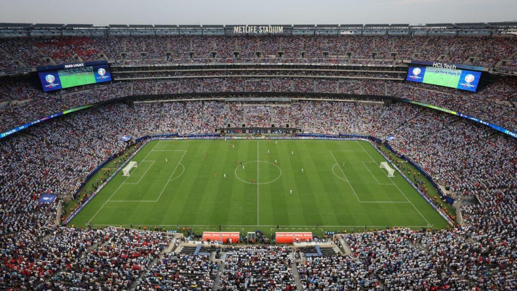 New Jersey governor: FIFA should pay extra train costs to MetLife for World Cup