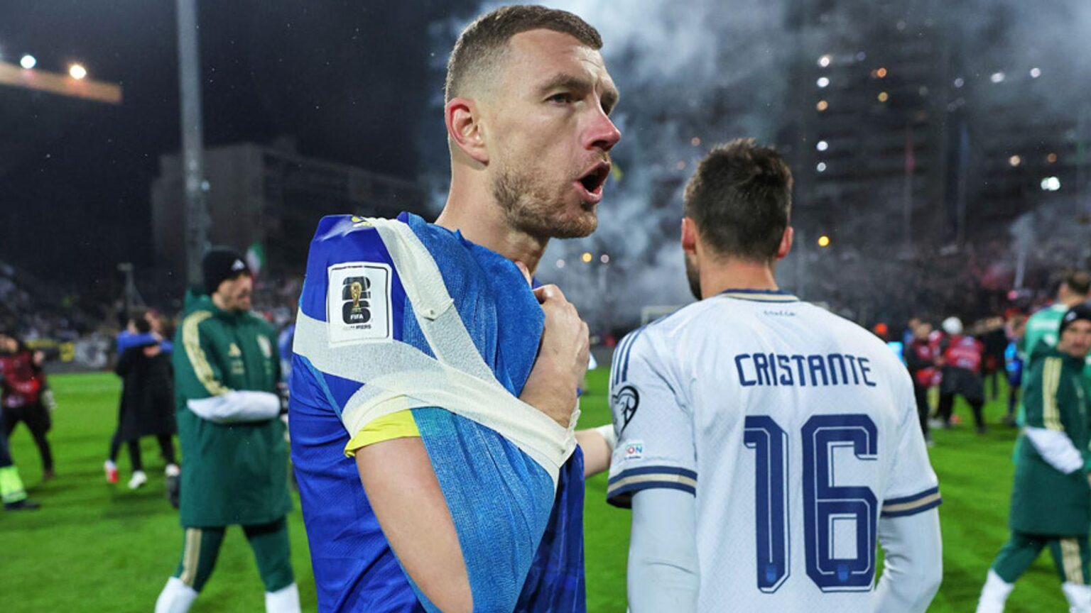 Edin Dzeko vom FC Schalke 04 verletzt sich im WM-Playoff-Spiel von Bosnien gegen Italien | Fußball News