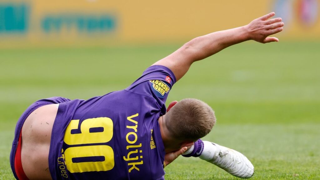 Former Spurs star suffers graphic injury as fans demand shinpad rule change