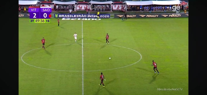 Torcida do Vitória grita "Olé" ganhando de 2x0 do São Paulo.