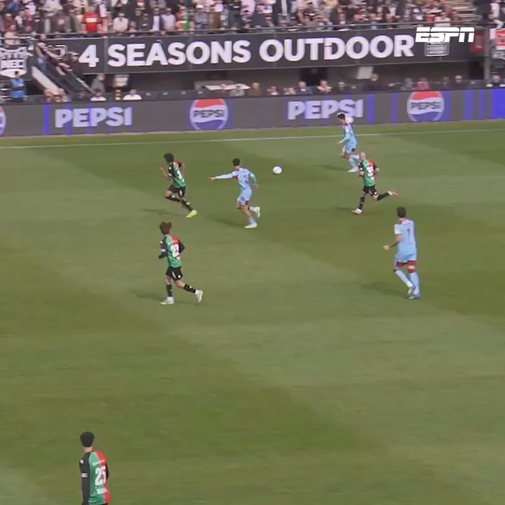 Sandler overtreding op Ueda, gele kaart gegeven