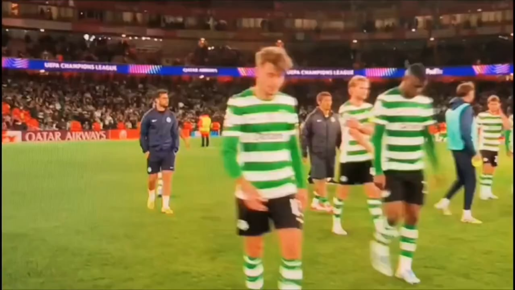 "Hino" dos golos do FCPorto no Dragão a tocar no Emirates Stadium depois do Sporting ser eliminado da Champions