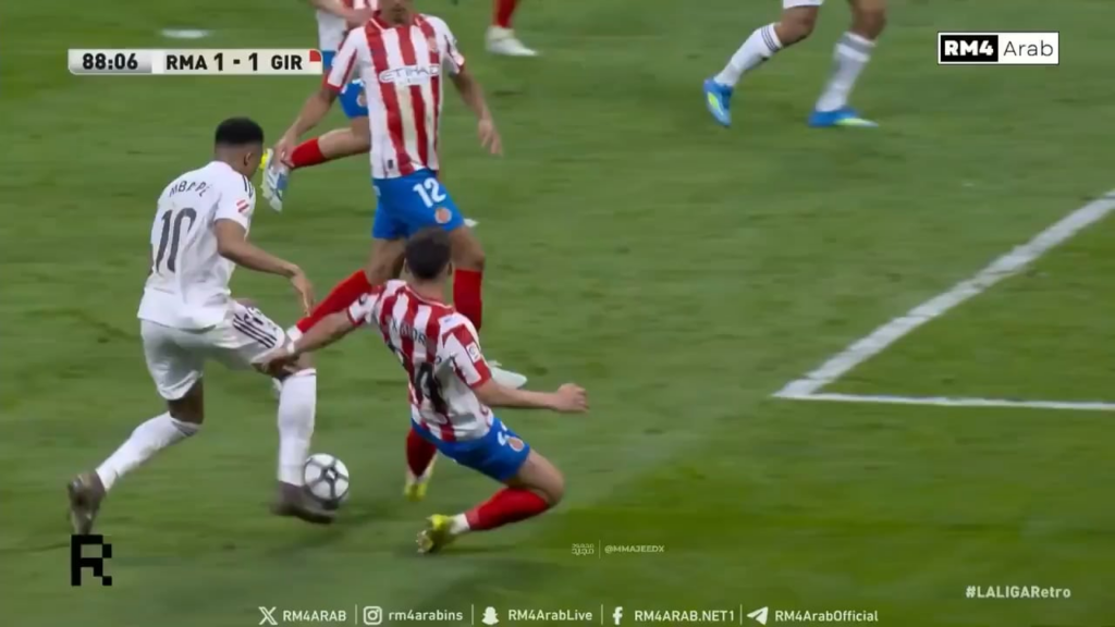 Vitor Reis elbow to Mbappe's face - No Penalty