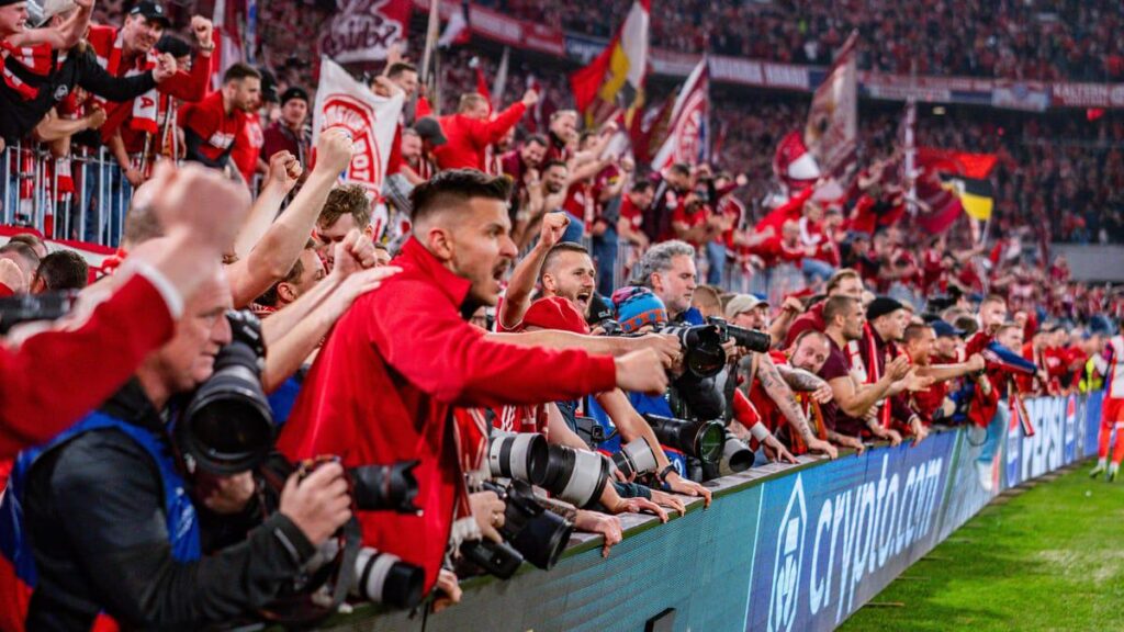Bayern-Fans trampeln Fotografen bewusstlos