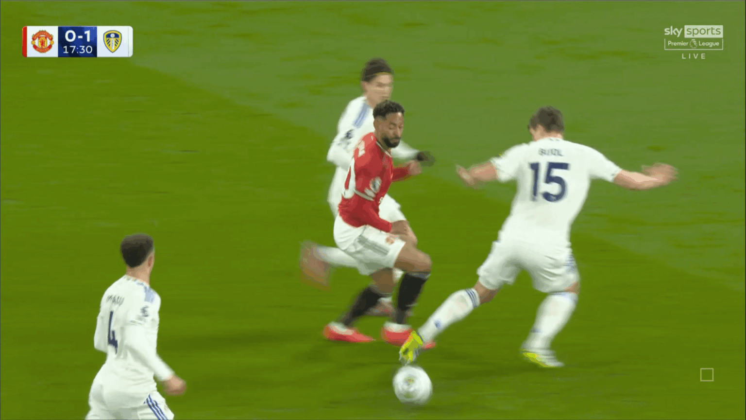 Cartão amarelo para Matheus Cunha por simulação contra o Leeds