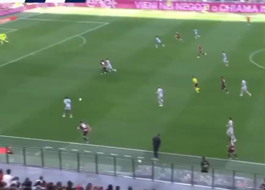 As far as I know, any sarcastic applause toward the referee is a red card, we all remember Sneijder’s famous dismissal. So how does that end up as just a yellow? Even when they’re losing, referees still seem to let things slide for them.