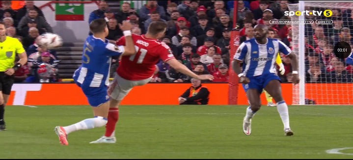 Nottingham Forest 0 - FC Porto 0 Bednarek Cartão Vermelho (8)