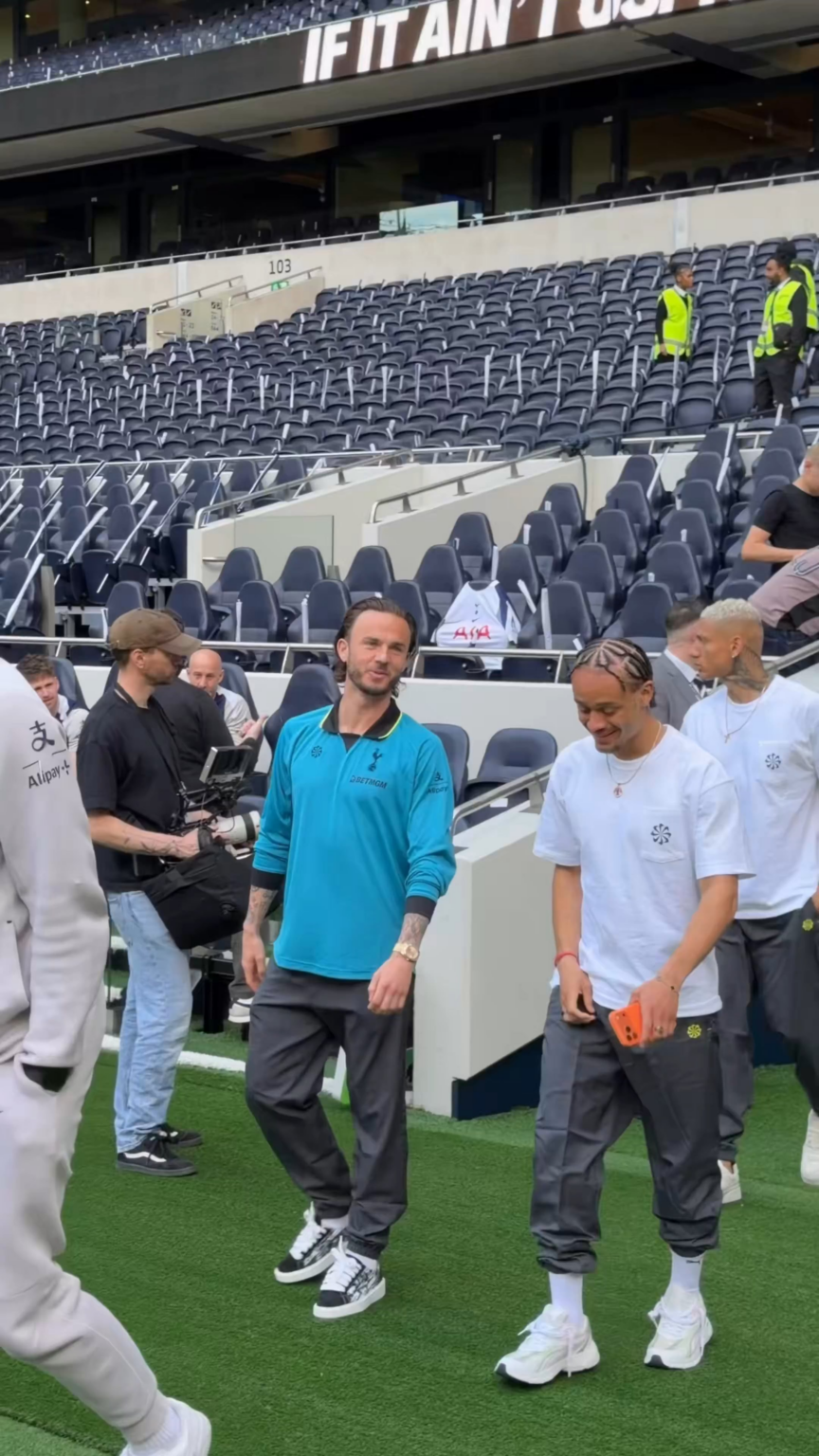 [Spurs Official] Madders is back in the squad 🫶