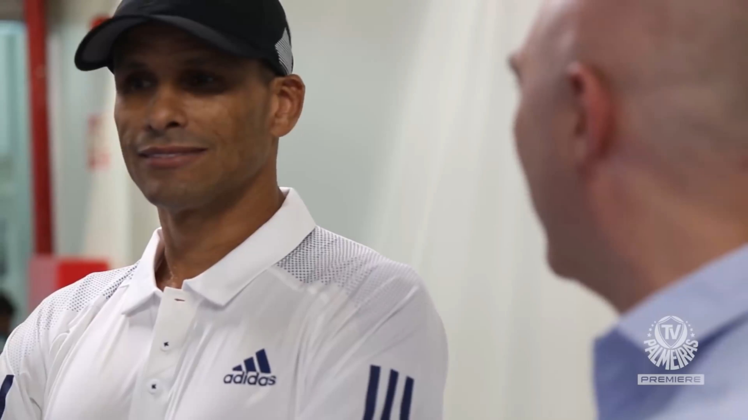 Rivaldo abençoando o joelho de um menino lesionado aleatório da base do Palmeiras em 2017