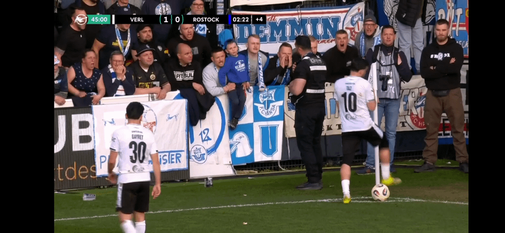 Ausraster in der 3. Liga: Im Video: Hansa-Fan schüttet Bier auf Verler Spieler