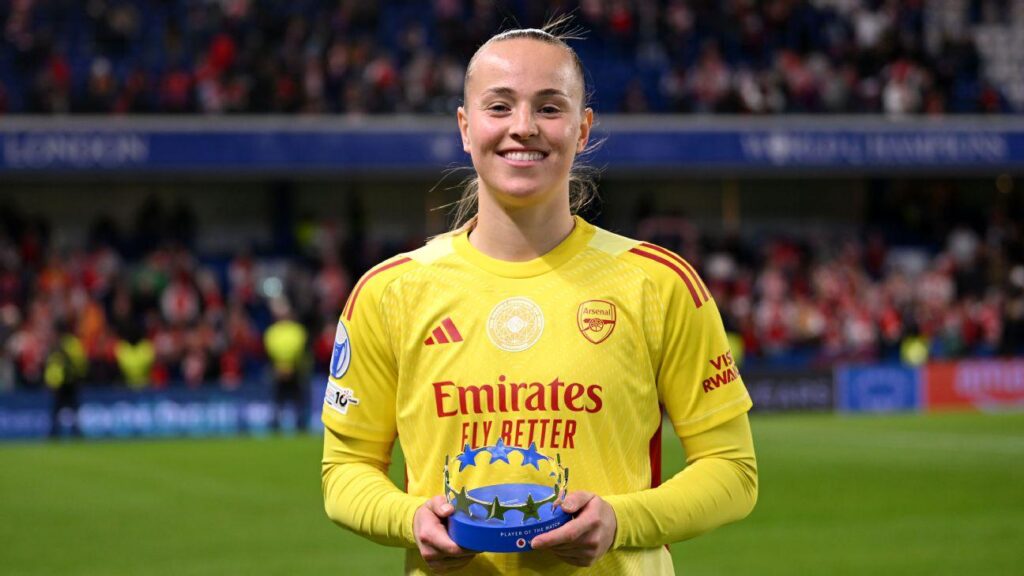 Van Domselaar na heldenrol in UEFA Women's Champions League: "Daarom sta ik hier met een brede lach"