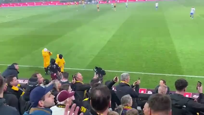 Ausschreitungen beim Spiel zwischen Dynamo Dresden und Hertha BSC im Video-Zusammenschnitt