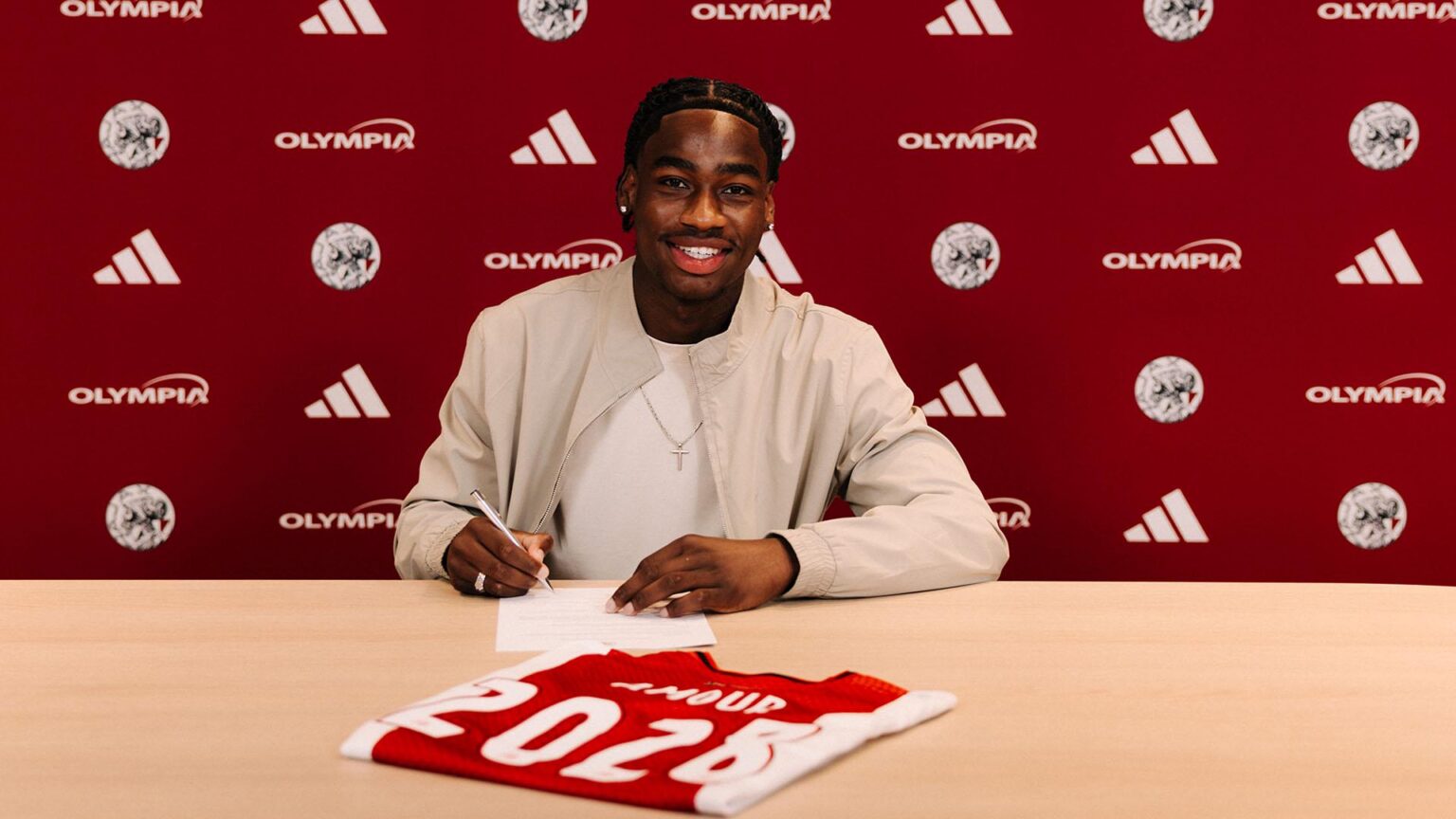 Official: Jahyendrow Amour (18) has signed his first professional contract at Ajax. The defender signs a contract that will take effect next summer and run until June 30, 2028.