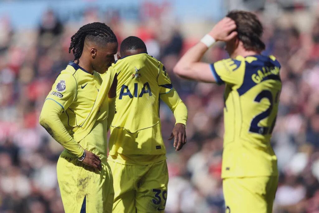 Tottenham mired in relegation zone after defeat at Sunderland